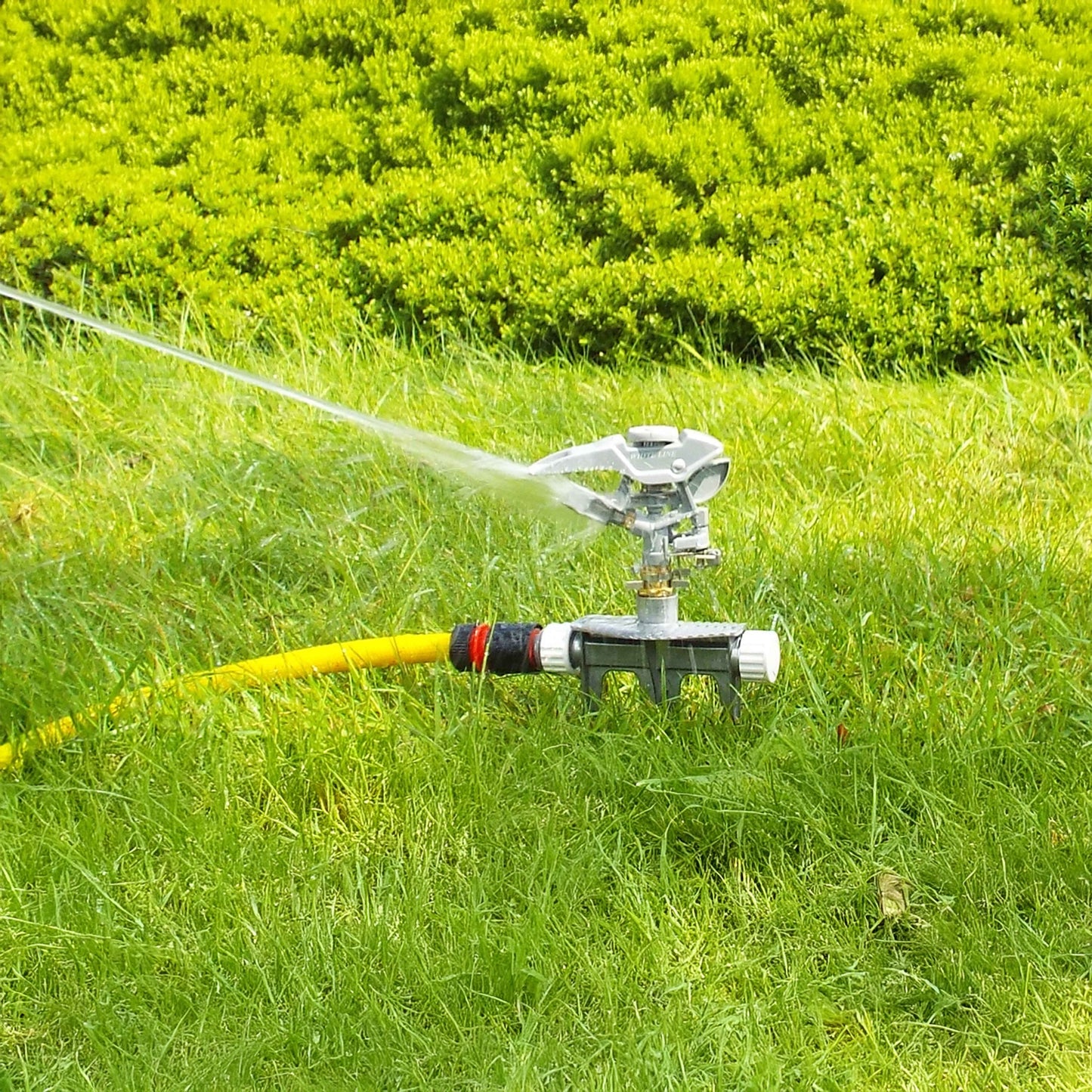 Triton Pulsating Lawn Sprinkler, White line