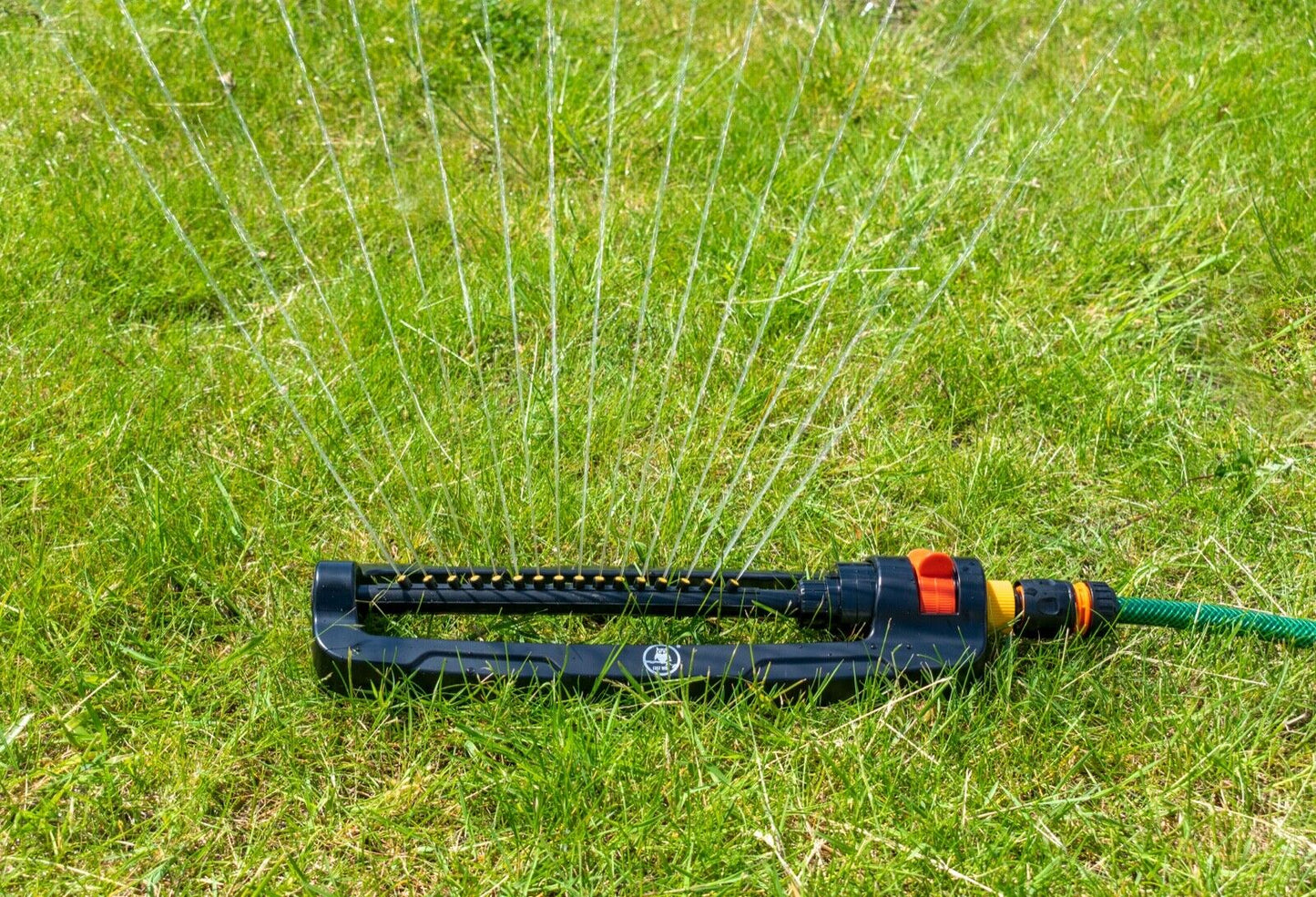 Durable Oscillating Garden LAWN BAR SPRINKLER, up to 336m2, Hozelock Compatible